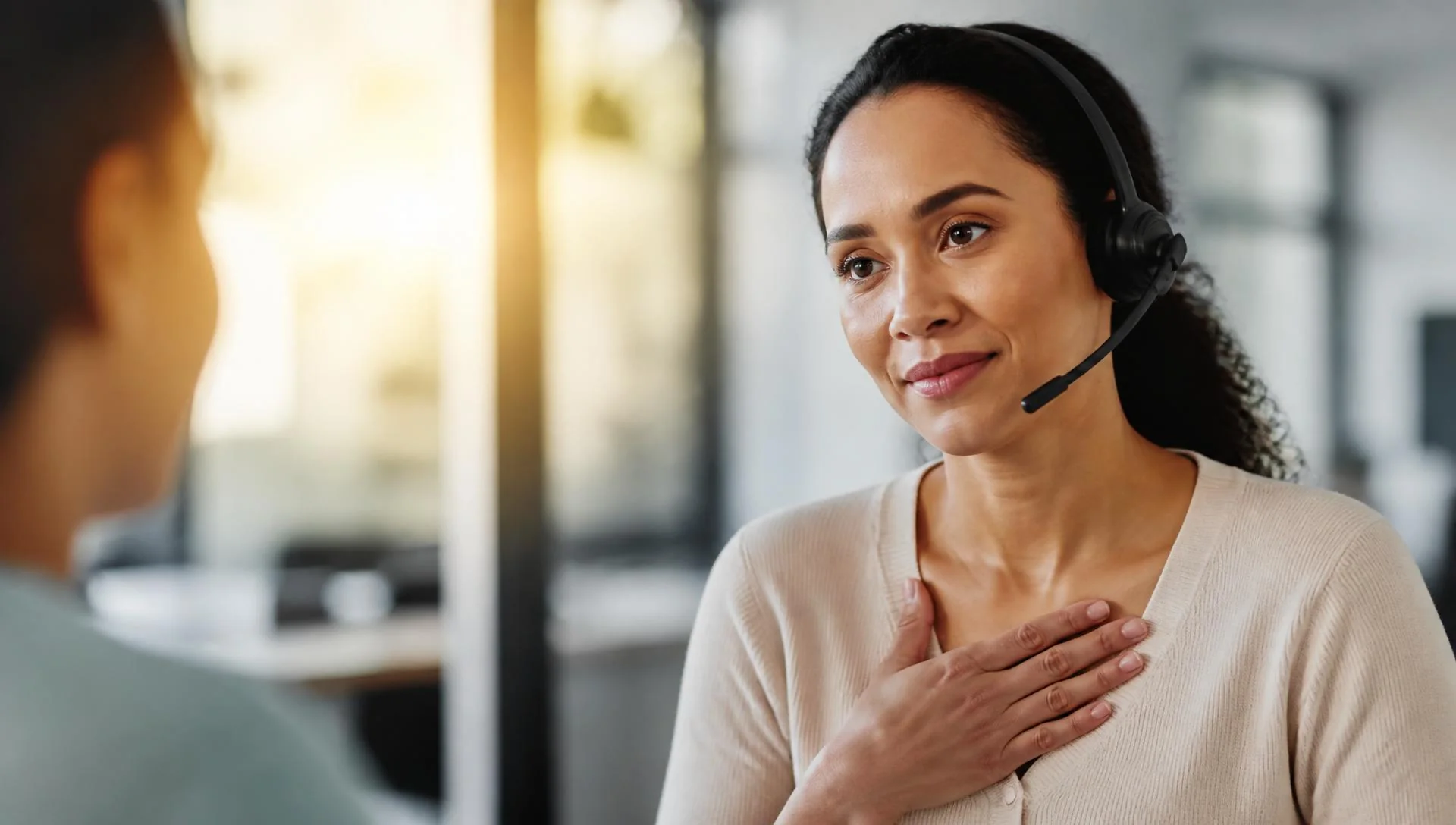 Atendente com headset ouvindo com atenção e empatia durante um atendimento